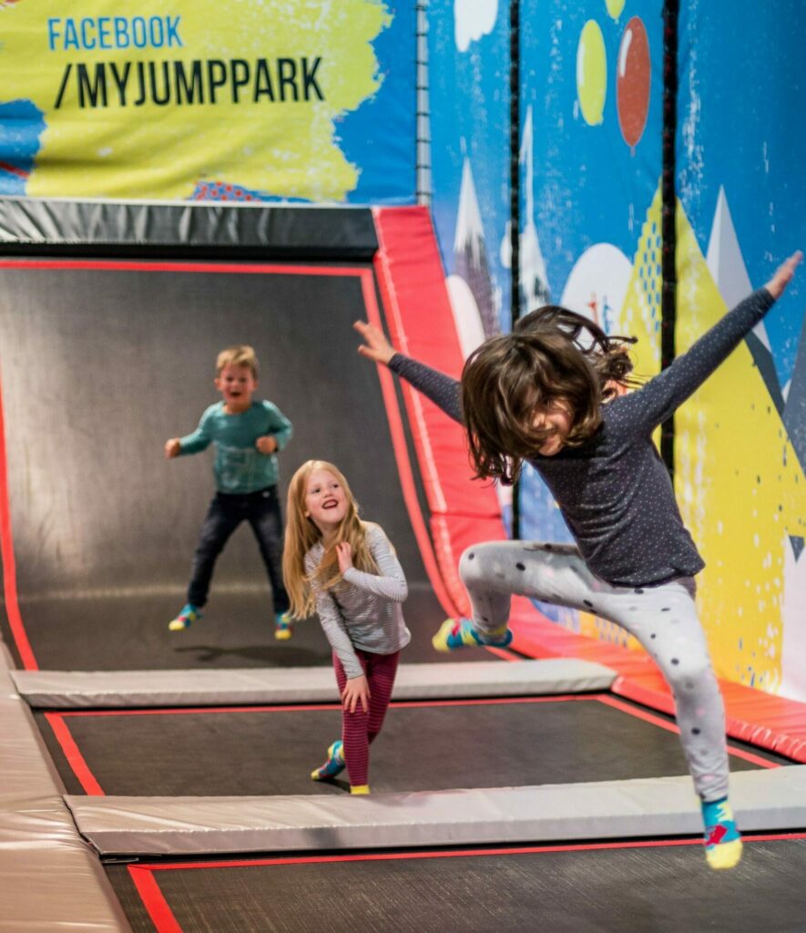 Kubder springen auf einem Trampolin.