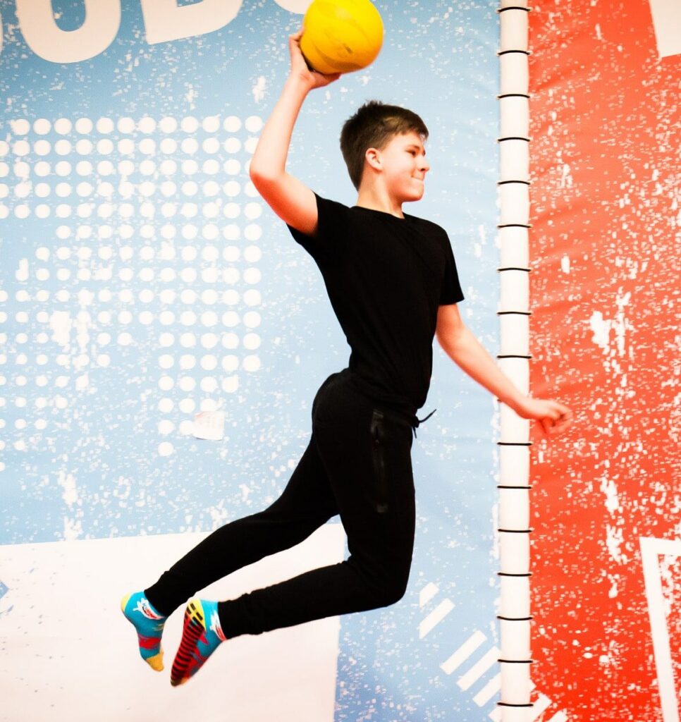 Junge mit einem Ball in der Hand